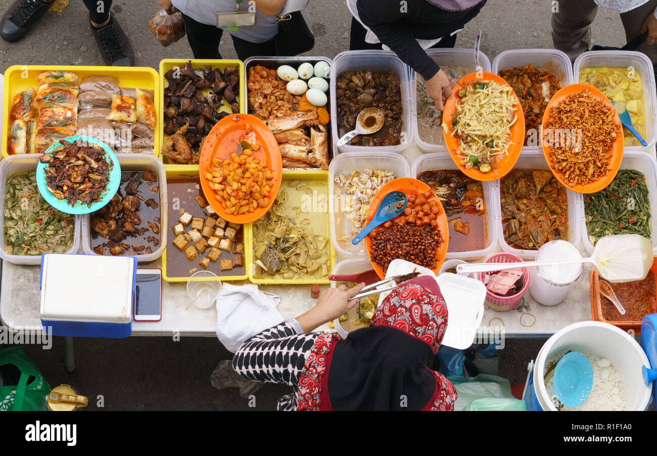 Vielfalt an köstlichen Malaysischen hausgemachte Gerichte auf der Straße verkauft in Kota Kinabalu in Sabah von oben Betrachtungswinkel und Stall. Stockfoto