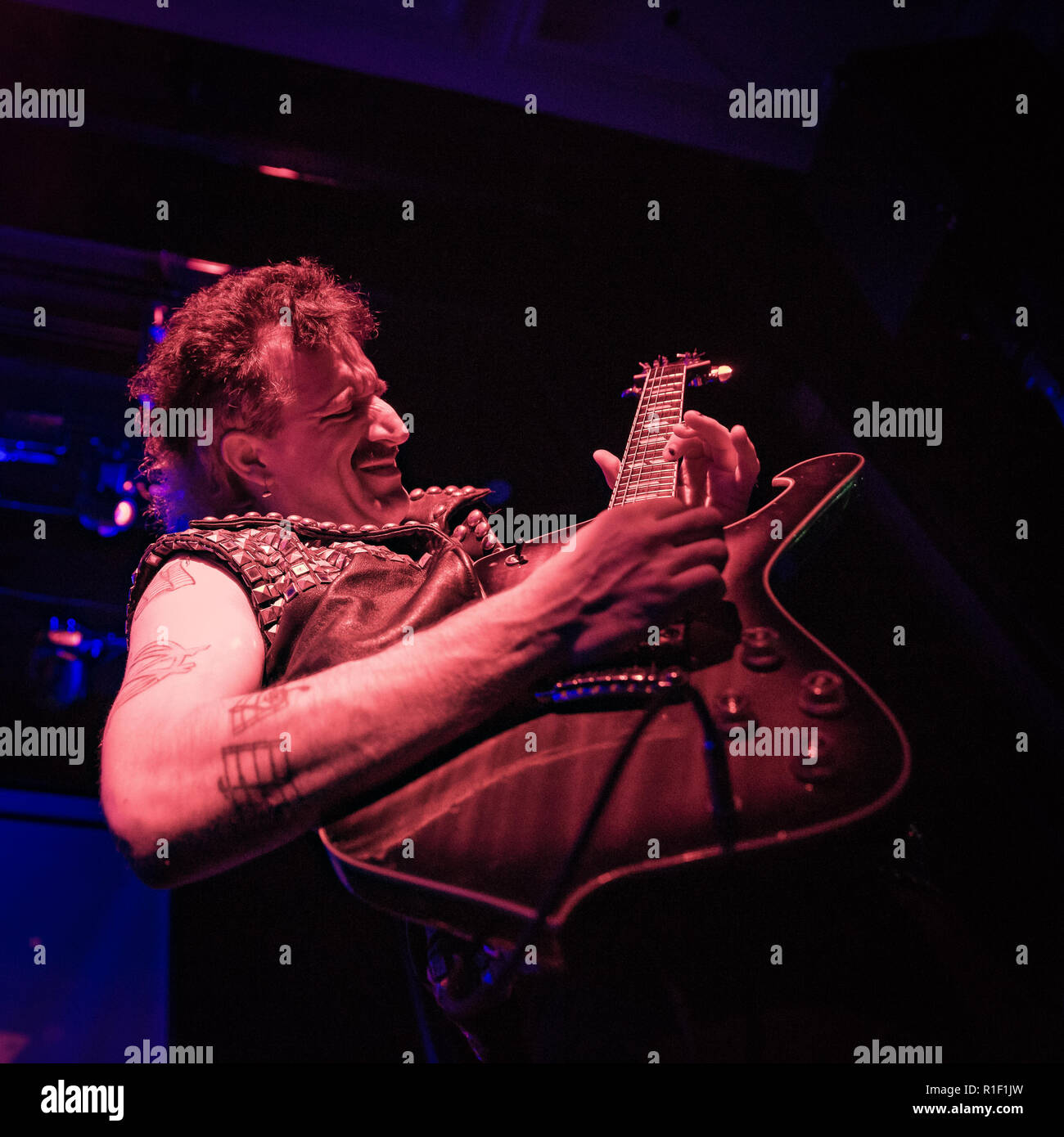 Island, Reykjavik - November 10, 2018. Der amerikanische Sänger, Songwriter und Musiker Julian Casablancas führt ein Live Konzert mit seiner Band die Voidz während des Isländischen Festival Iceland Airwaves 2018 in Reykjavik. Hier Gitarrist Jeramy Streuer ist sene live auf der Bühne. (Foto: Gonzales Foto - Tord Litleskare). Stockfoto