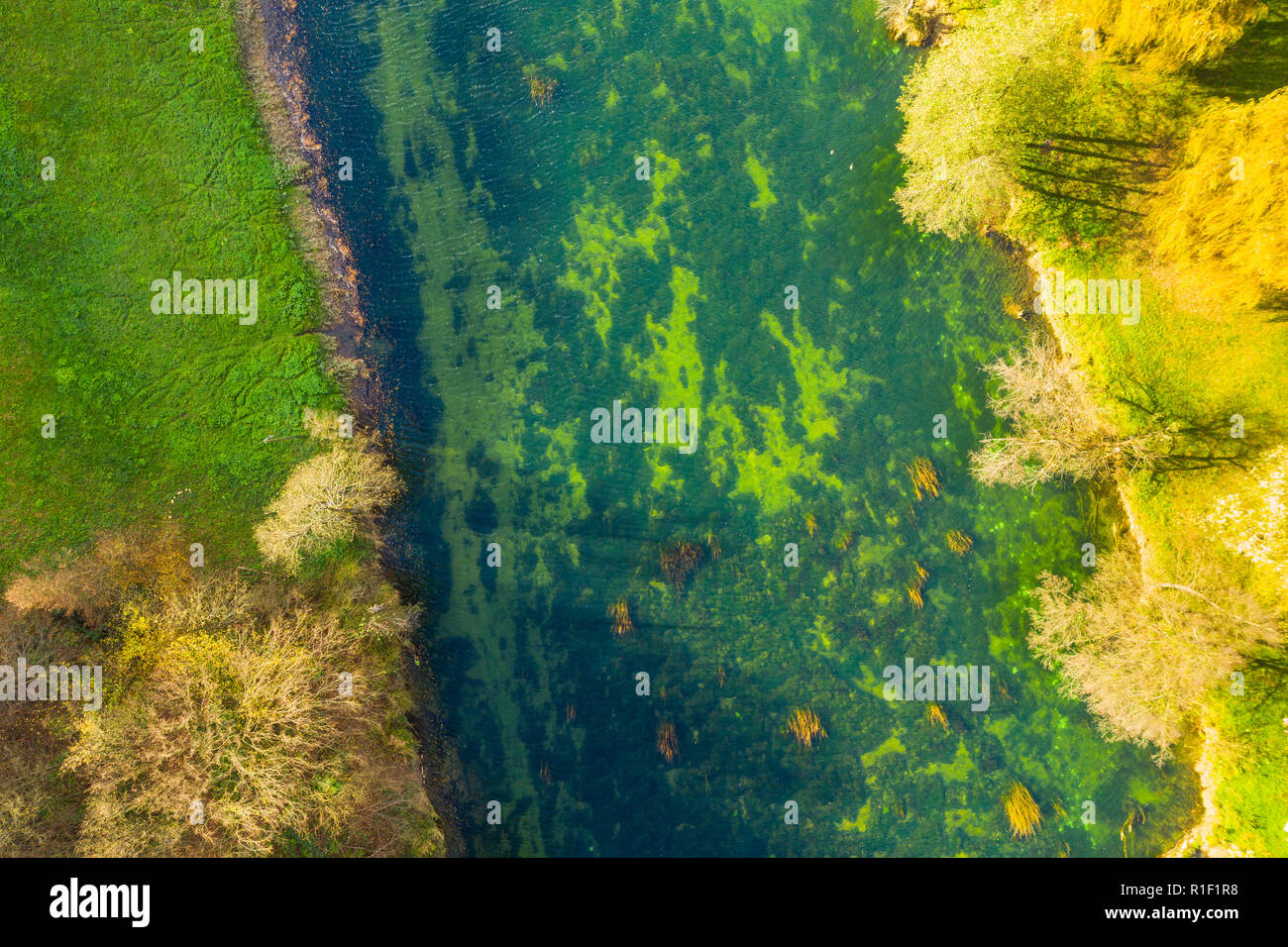 Kroatien, Dobra Fluss aus der Luft, von oben nach unten Blick von Drone,  Karlovac county, grüne Fläche mit klarem Wasser im Herbst Stockfotografie -  Alamy