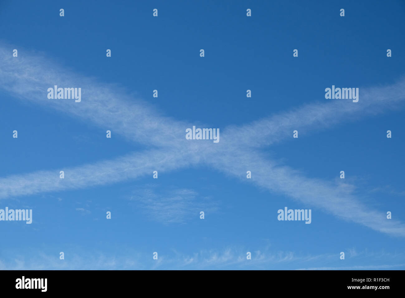 Saint Andrews Kreuz in den Himmel von Dampf gebildet Spuren von hoch fliegenden Flugzeugen. Stockfoto