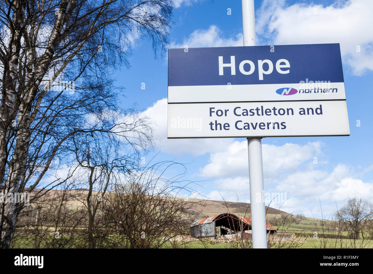 Zeichen an der Hoffnung Bahnhof an der Hope Valley line, Derbyshire, Peak District, England, Großbritannien Stockfoto