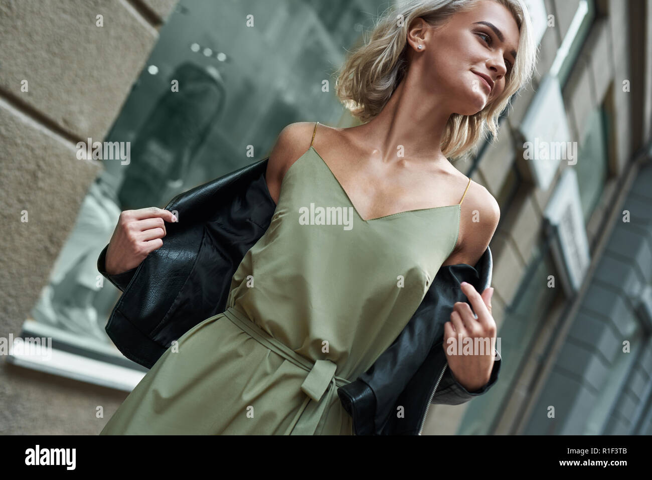 Mode. Junge stilvolle Frau gehen auf die Straße der Stadt, die Jeans Jacke lächelnd freudige close-up Stockfoto