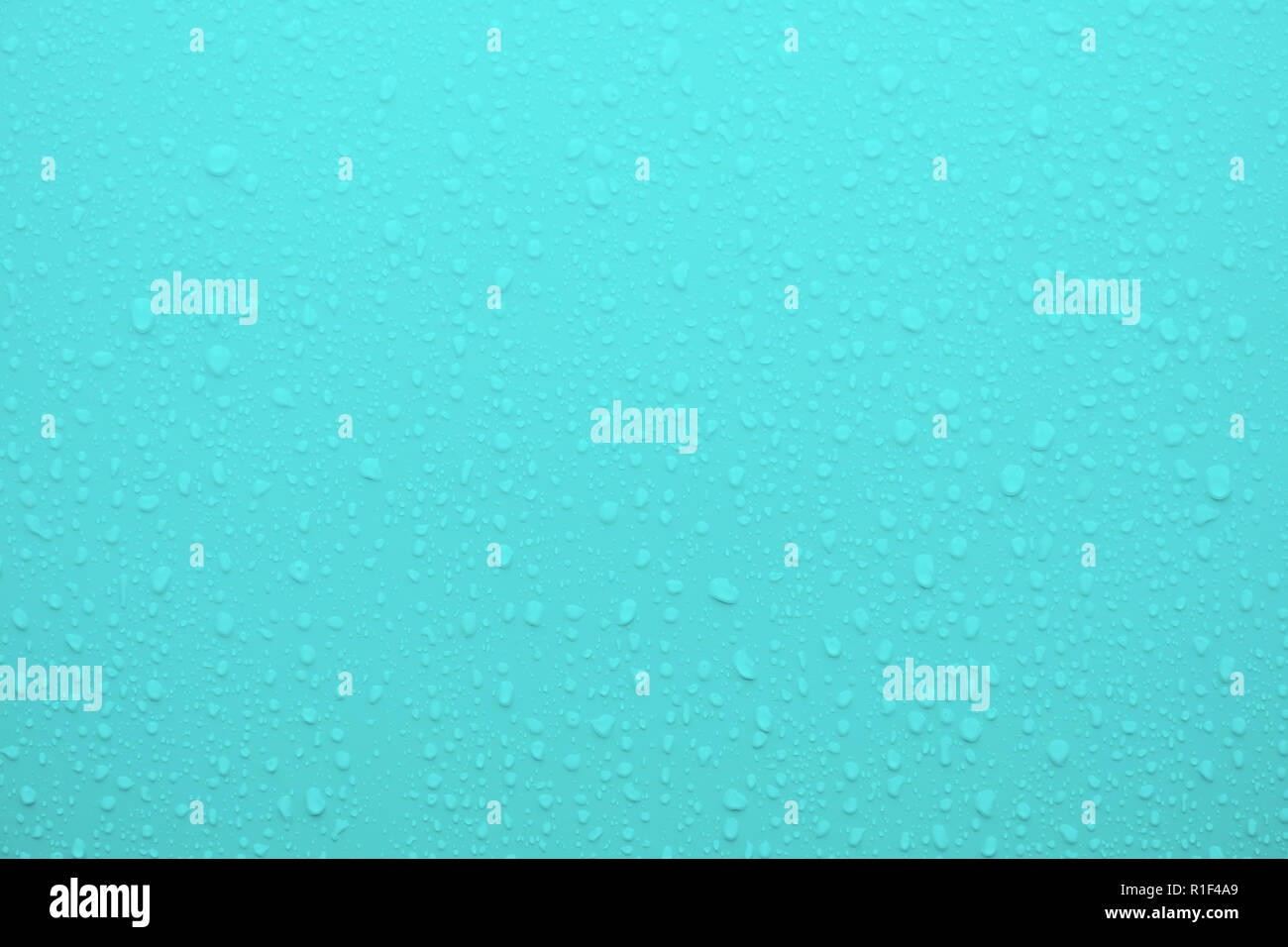 Wassertropfen auf einem Pastell-blaue Fläche als Hintergrund. Stockfoto