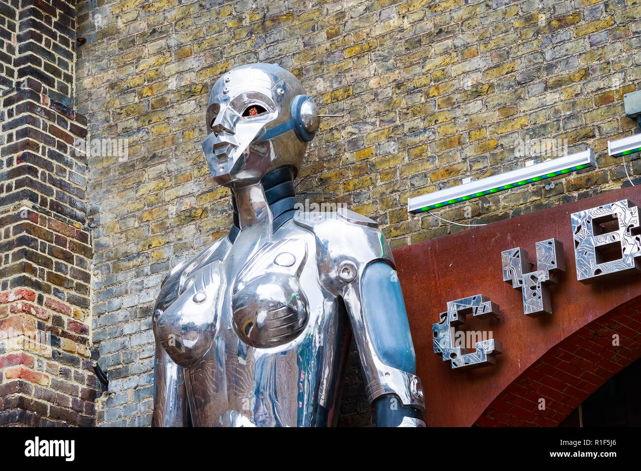 London, Großbritannien - 1 September, 2018 - riesiger Roboter statue flankierende außerhalb Cyberdog für futuristische und fluoreszierender Kleidung und Mode bekannt, Camden Market Stockfoto