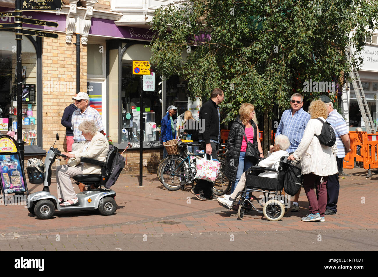 Menschen zu Fuß durch Sidmouth Stadtmitte Stockfoto
