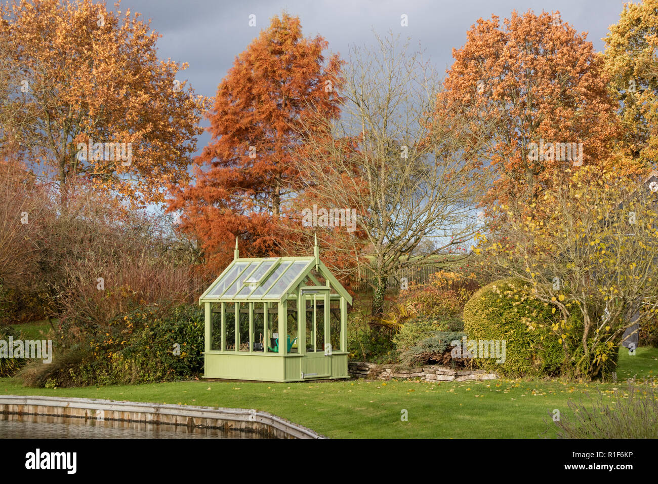 Ein grünes Haus im Herbst Garten, England, Großbritannien Stockfoto