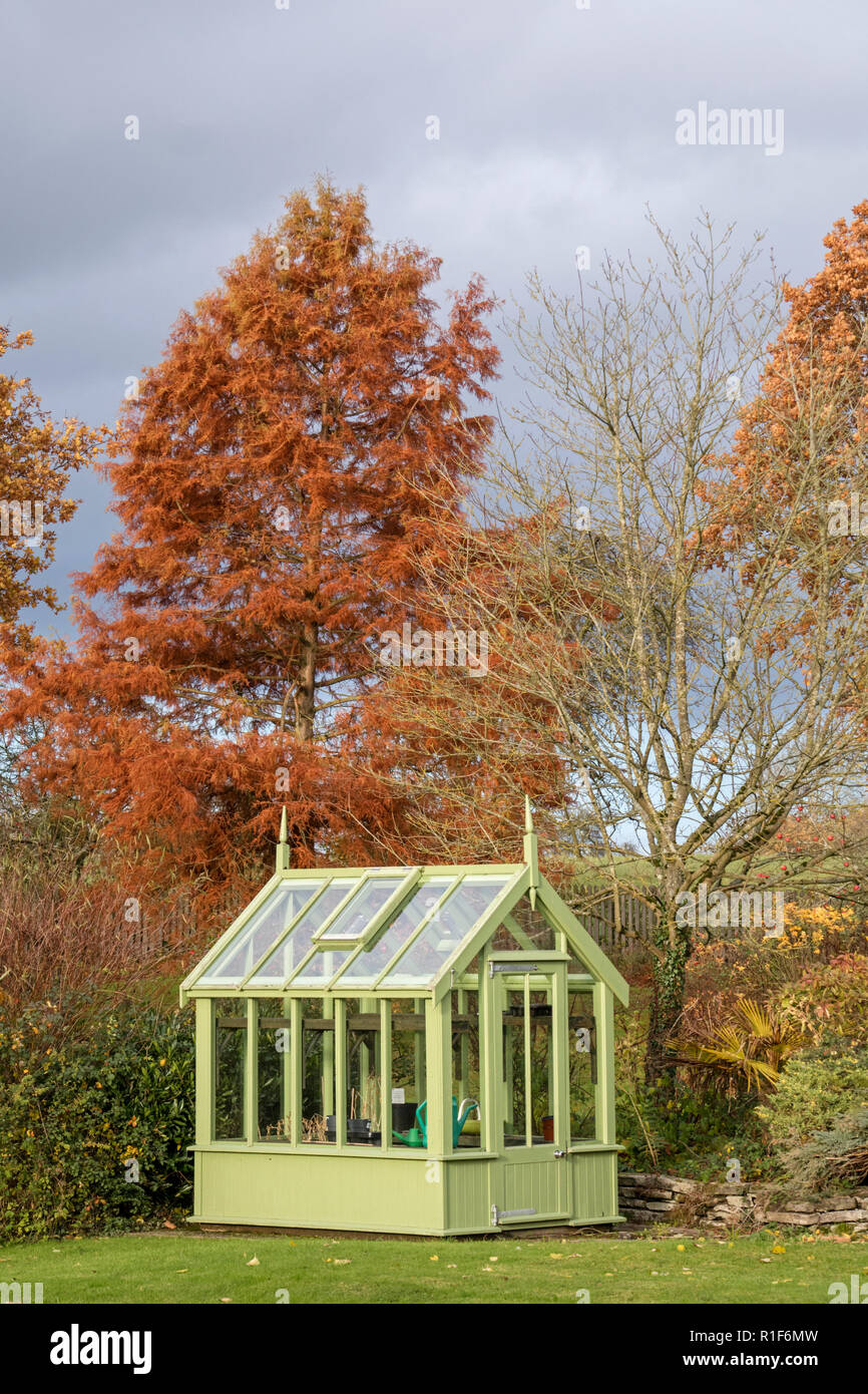 Ein grünes Haus im Herbst Garten, England, Großbritannien Stockfoto