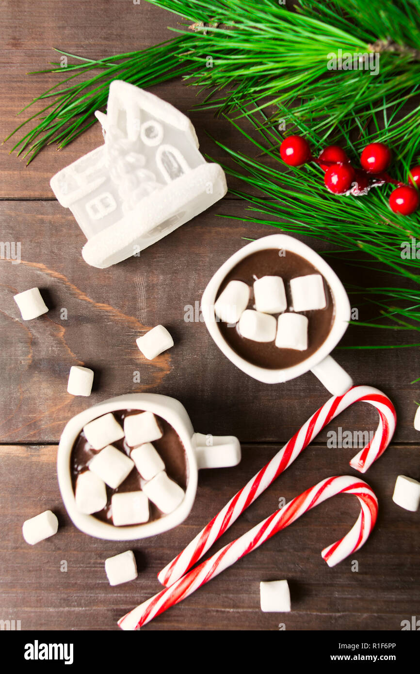 Weihnachten Getränke mit Winter Dekoration auf Holztisch, Flach, vertikaler Stockfoto