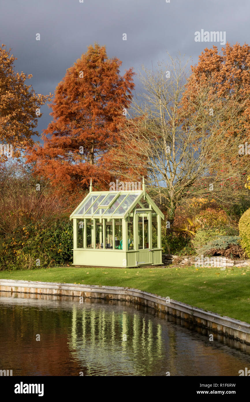 Ein grünes Haus im Herbst Garten, England, Großbritannien Stockfoto