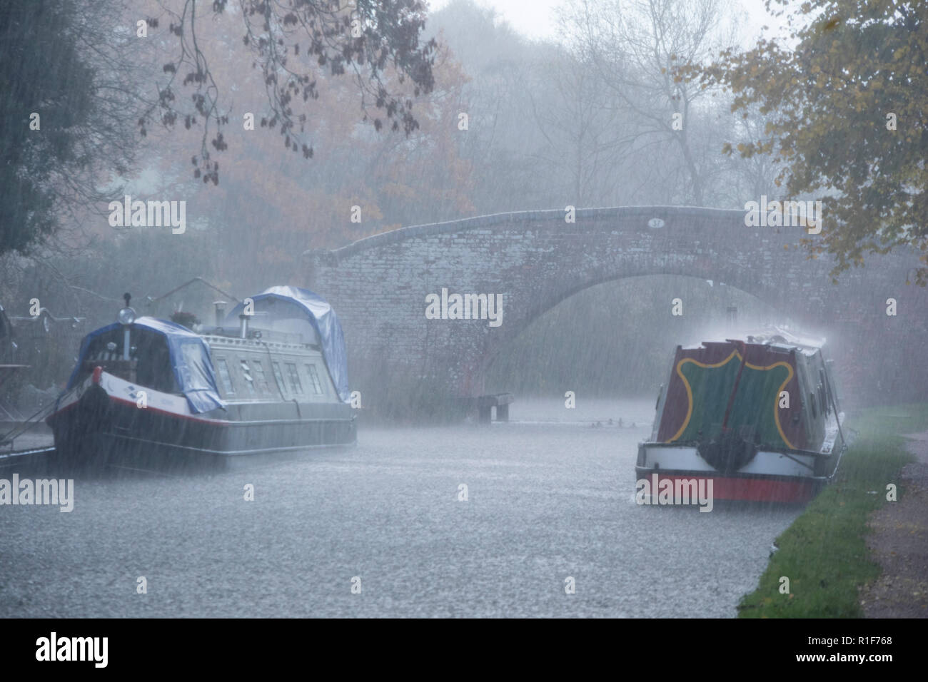 Ein heftiger Platzregen auf dem Stratford upon Avon Kanal bei Kingwood Kreuzung Lapworth, Warwickshire, England, Großbritannien Stockfoto