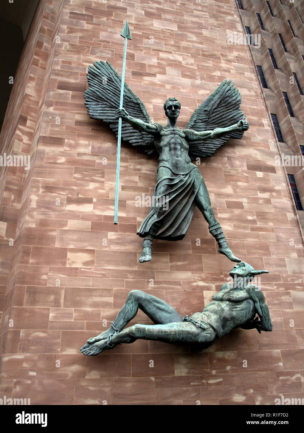 St Michael's Sieg über den Teufel, die Skulptur von Sir Jacob Epstein in St. Michael in der Kathedrale von Coventry, England Kathedrale von Coventry, Coventry, West Stockfoto