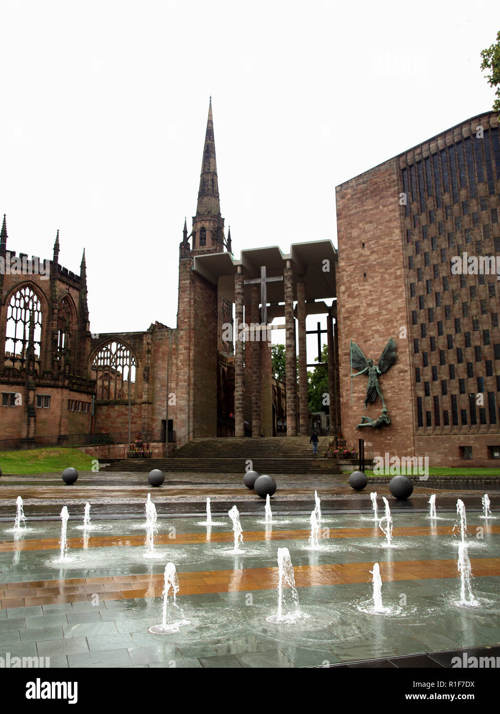 Blick von der Coventry University, über Brunnen und dem riesigen Beton Kugeln am Eingang zur Kathedrale von Coventry, Coventry, West Midlands, England, Großbritannien Stockfoto