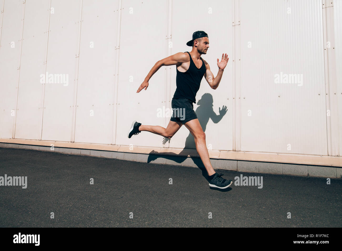 Zweiter Mann schnell in industrielle Stadt Hintergrund ausgeführt. Sport, Leichtathletik, Fitness, Joggen Aktivität Stockfoto