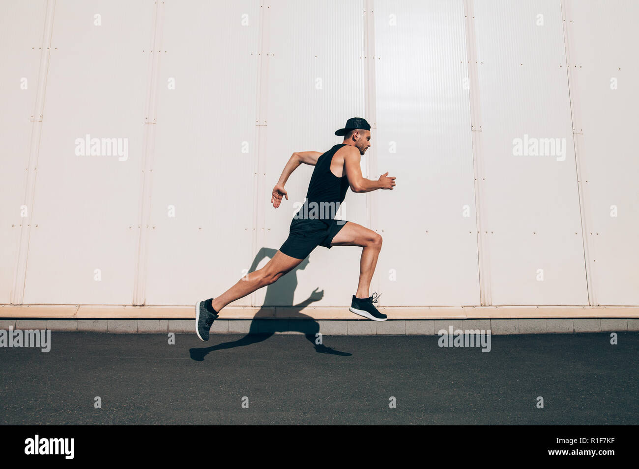 Zweiter Mann schnell in industrielle Stadt Hintergrund ausgeführt. Sport, Leichtathletik, Fitness, Joggen Aktivität Stockfoto