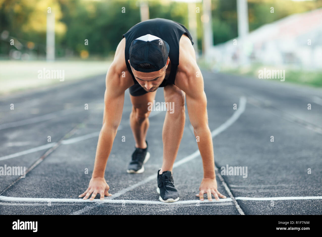 Zweiter Mann am Start. Sprinter auf der Startlinie der Schiene im Stadion Stockfoto