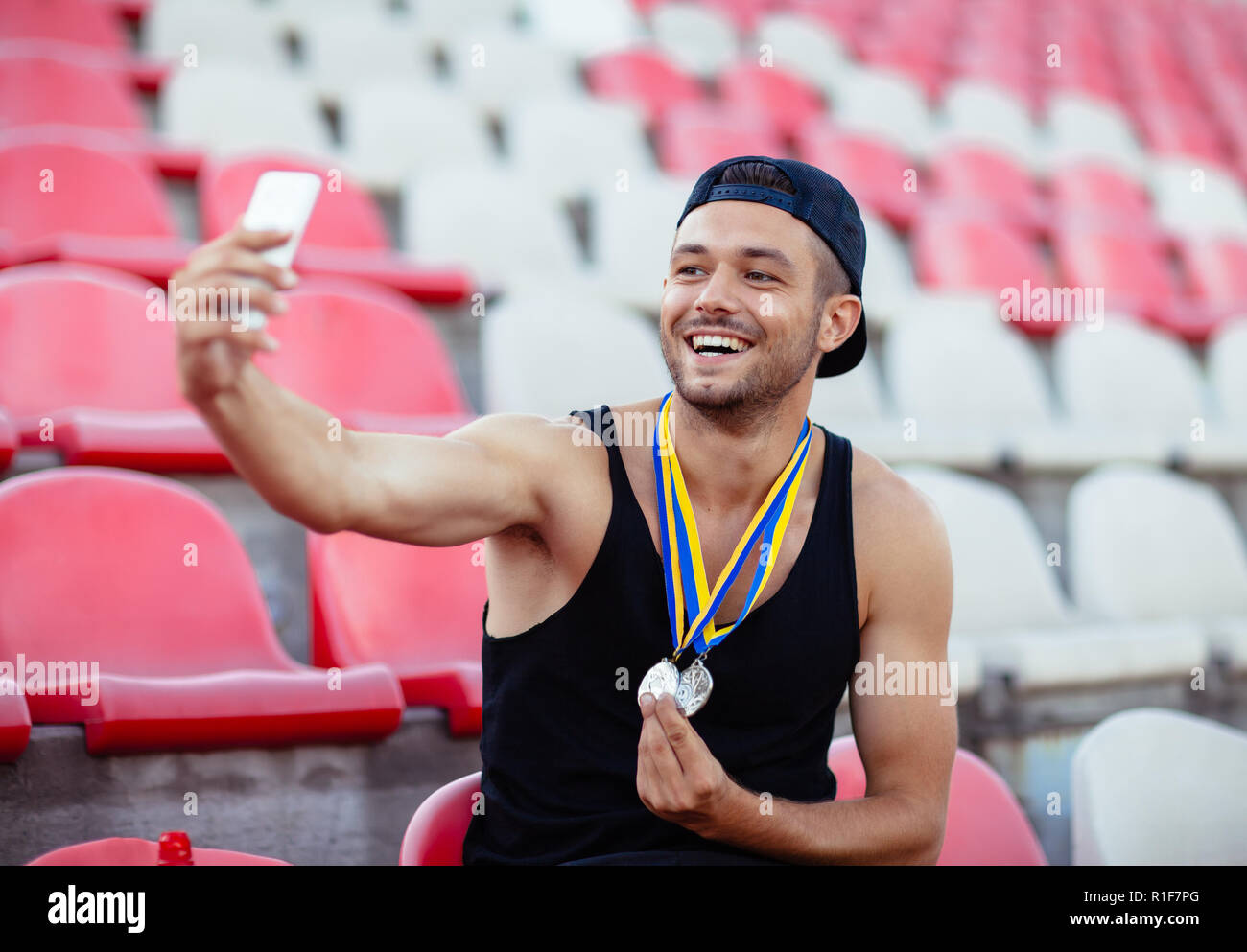 Sieger mit Medaillen, selfie. Meister nimmt Moment des Triumphes. Sieg Konzept Stockfoto