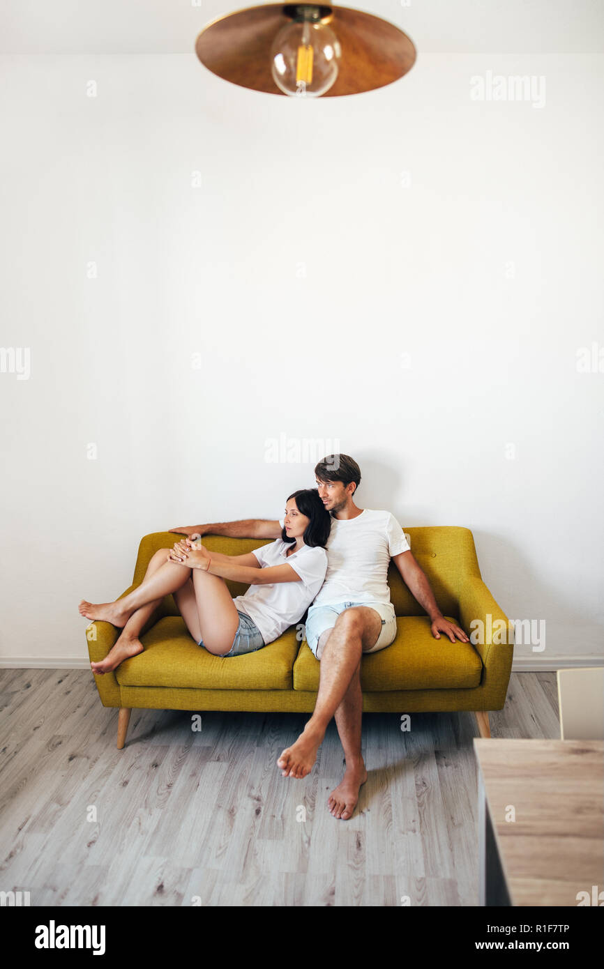 Junges Paar in der Liebe. Attraktiver Mann und Frau zusammen zu Hause entspannen Stockfoto