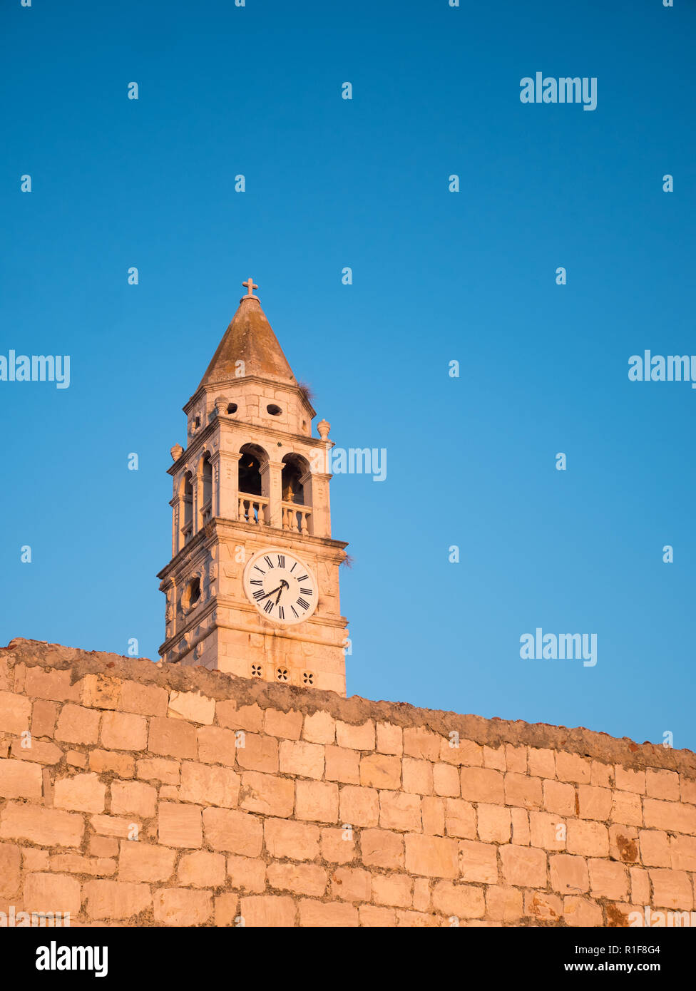 Die Barockkirche St. Ciprian und Justine auf der Insel Vis in Kroatien Stockfoto