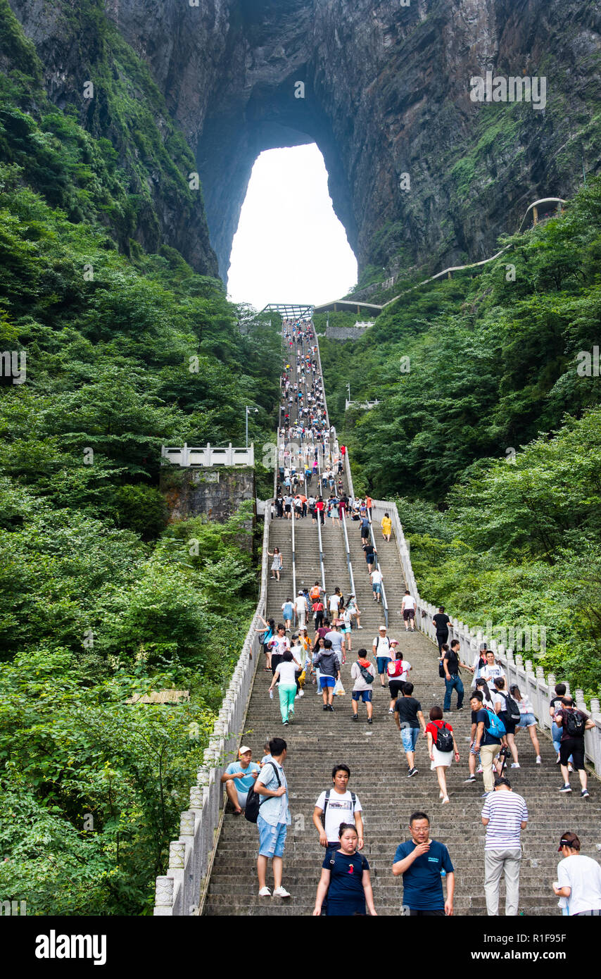 ZHANGJIAJIE, Hunan, China - 12 May 2018: Die Treppe bis zu Heaven's Door auf tianmen Mountain. Stockfoto