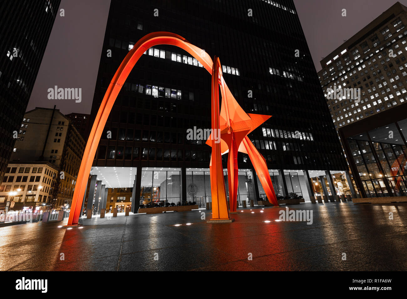 Das Flamingo wurde von Alexander Calder 1974 vor Der Kluczynski Federal Building erstellt. Stockfoto