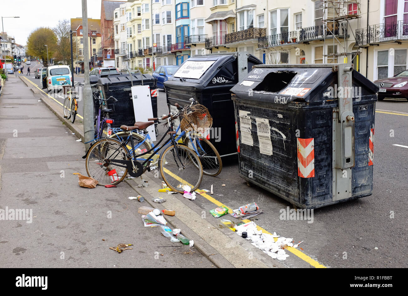 Verlassene Fahrräder, die von der Gemeinschaft für Abfälle Inn auf Straßen von Brighton, Großbritannien Stockfoto