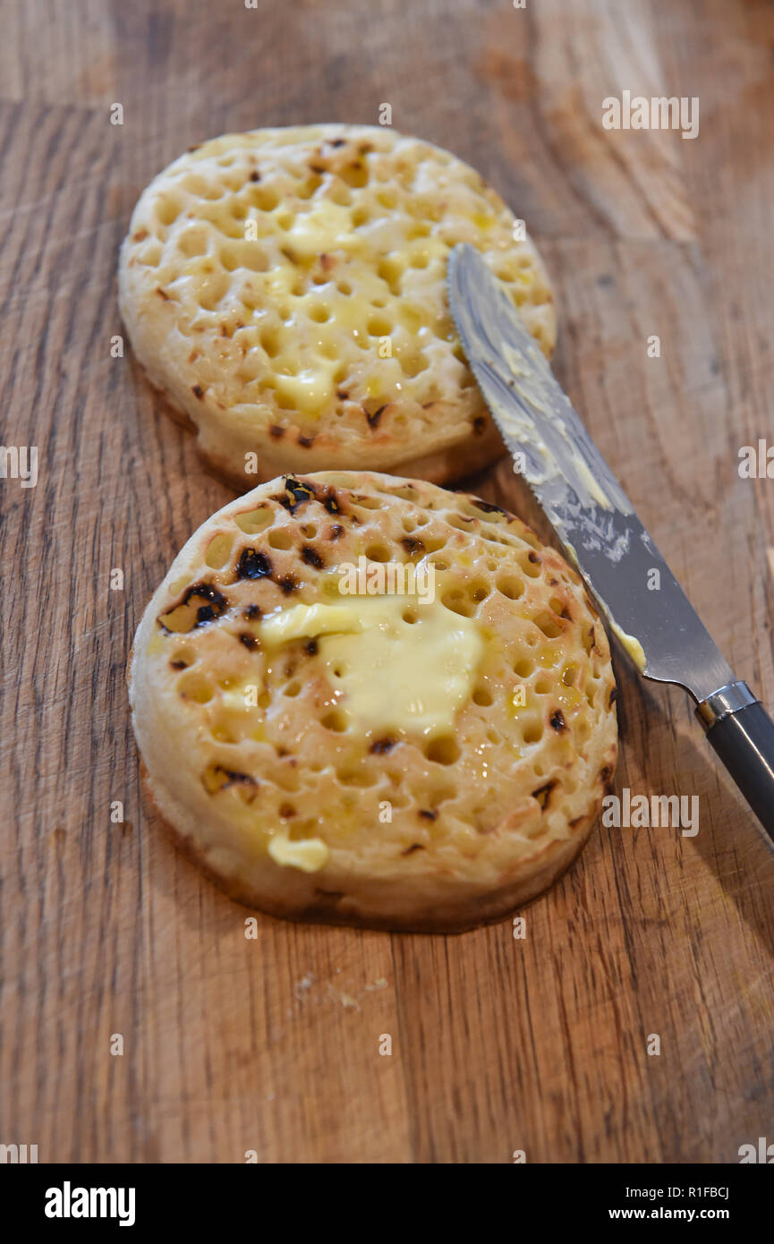 Geröstetes Fladenbrot heiss mit Butter zum Frühstück Foto aufgenommen von Simon Dack Stockfoto