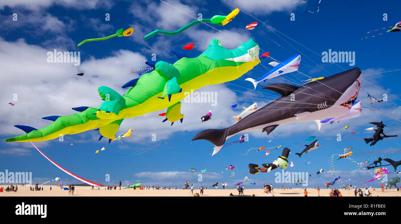 FUERTEVENTURA, SPANIEN - 10. NOVEMBER: Besucher genießen Sie schöne Anzeige der Drachen steigen von 31 International Kite Festival, 10. November 2018 im Nat Stockfoto