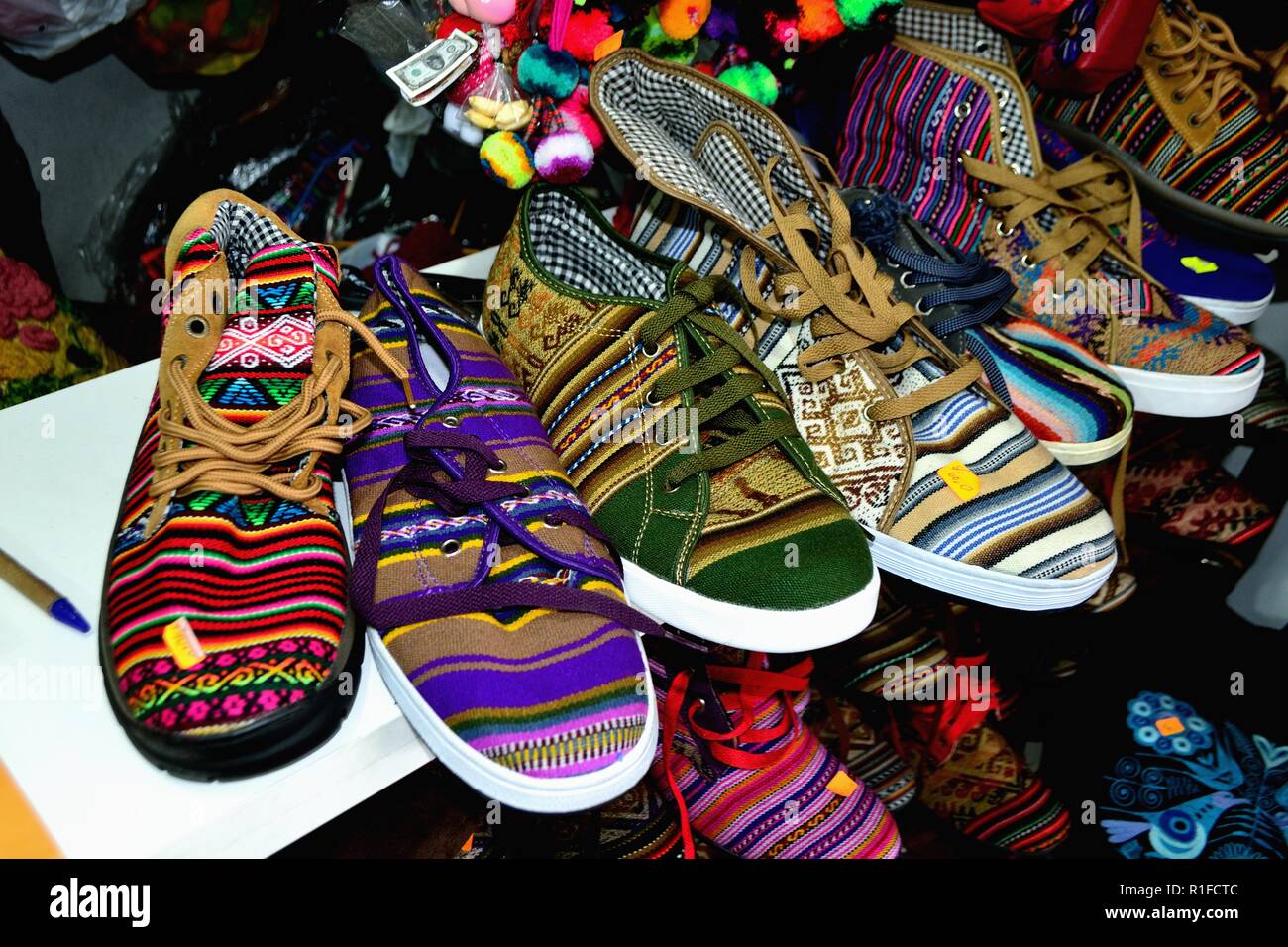 Sneakers Schuhe - Markt in Huaraz. Abteilung der Ancash. PERU  Stockfotografie - Alamy