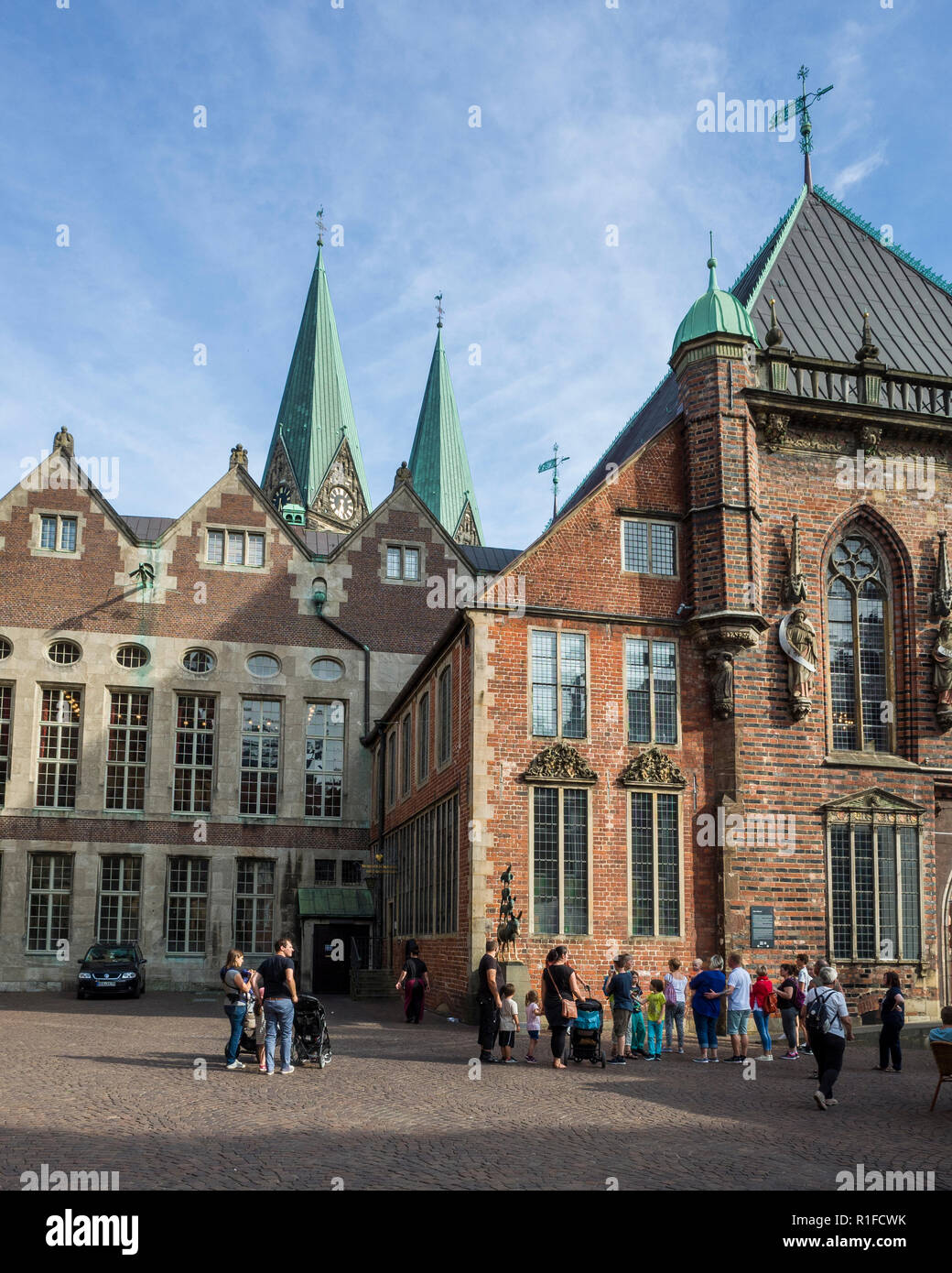 Marktplatz, Bremen. Deutschland Deutschland. Werfen Sie einen Blick hinter dem Rathaus, Rathaus, wo der Tourismus sammeln zum Ansehen und den berühmten Bremer Stadtmusikanten Skulptur berühren. Es ist ein sonniger Tag, so gibt es viele Touristen aus erkunden und genießen die Sonne. Stockfoto