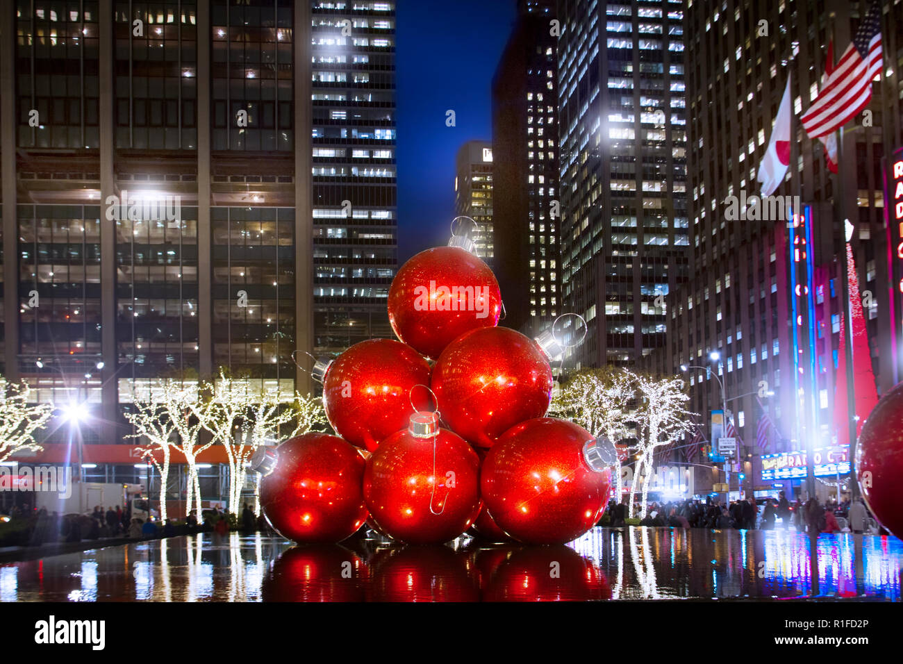 Riesige Weihnachtsverzierungen in Rockefeller Center sind einer der Höhepunkte in der Weihnachtszeit in New York City. Stockfoto