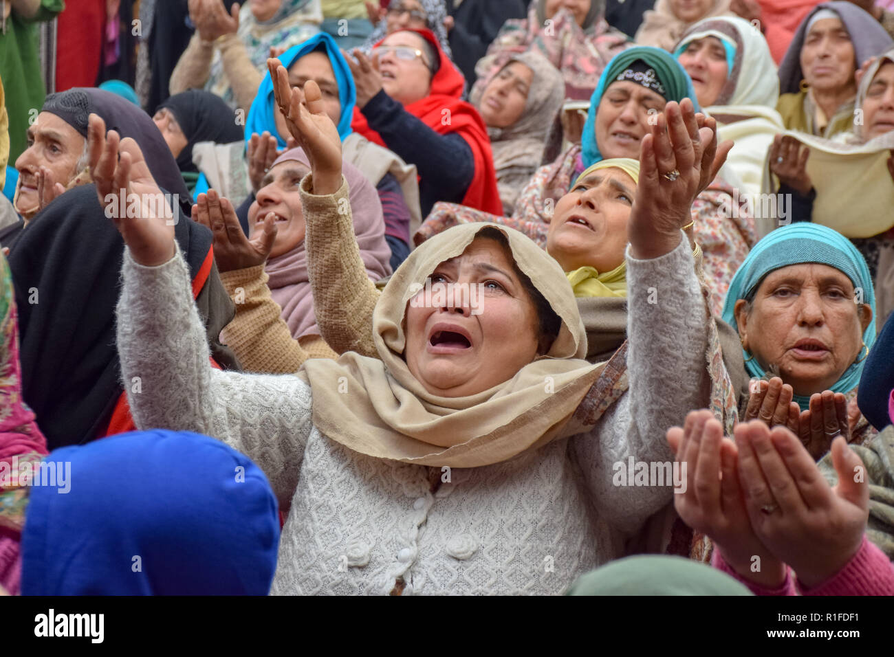 Kaschmirische Muslime werden gesehen, Weinen während der Messe das Gebet am Schrein der Sufi Heiligen Khwaja Naqshband Sahib in Srinagar. Tausende von Muslime haben mit Gottesdienst Gebete traditionelle "khawaja Digar'' die URS von Sufi Heiligen Khwaja Naqshband Sahib an seinem Heiligtum in Khwaja Bazar, in Srinagar zu markieren. Stockfoto