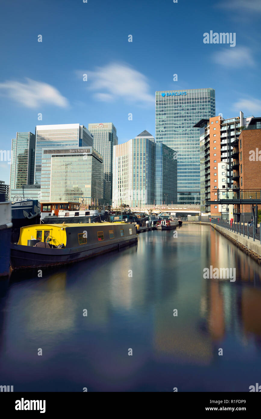 Lastkähne in Blackwall Basin, Canary Wharf, Docklands, London, Großbritannien günstig Stockfoto