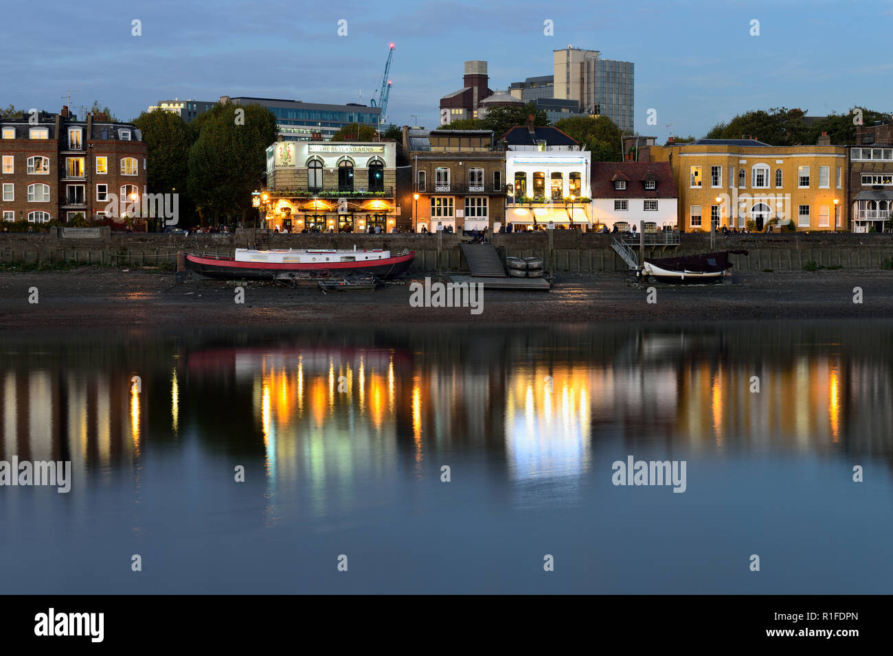 Riverfront öffentlichen Häusern in der Nacht, Hammersmith, London, Vereinigtes Königreich Stockfoto
