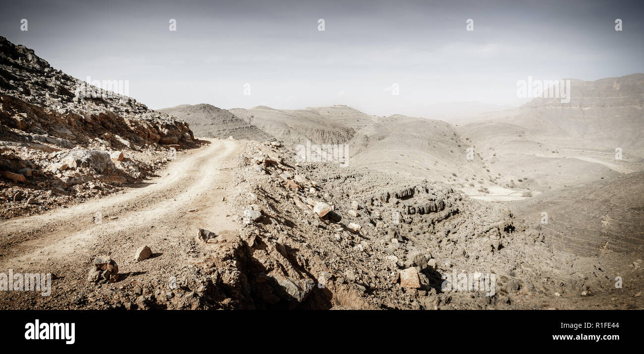 Dirt Road im Hajar-gebirge in Ras Al Khaimah, VAE Stockfoto