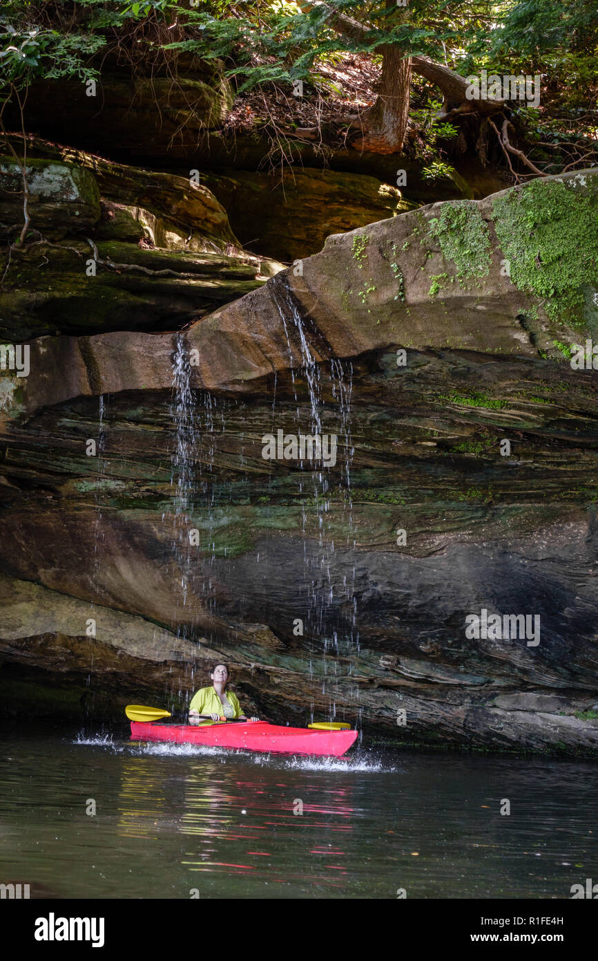 Kayaker hinter einem kleinen Wasserfall auf Grayson See in Kentucky Stockfoto