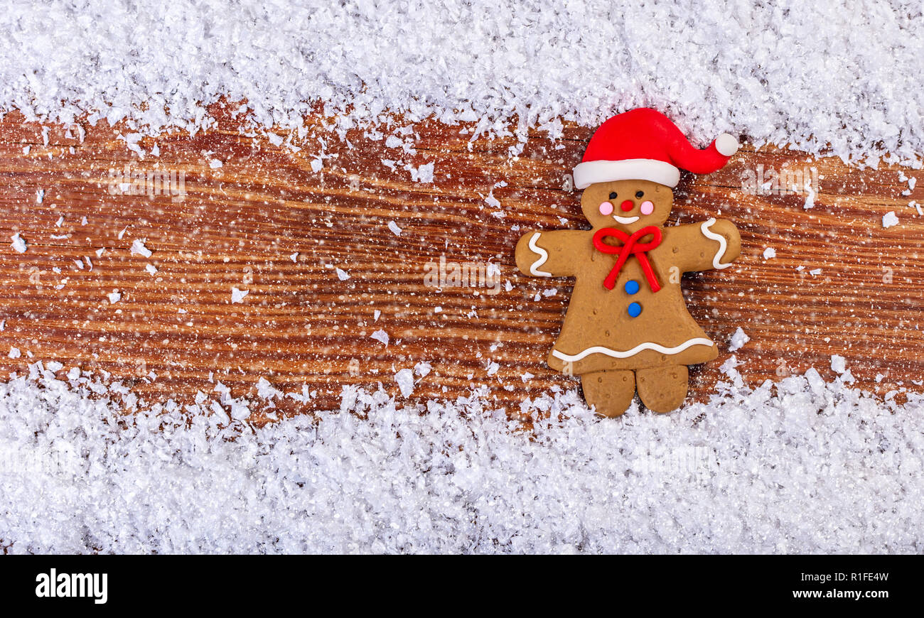 Ingwer Mann im Schnee, festlichen Hintergrund Stockfoto