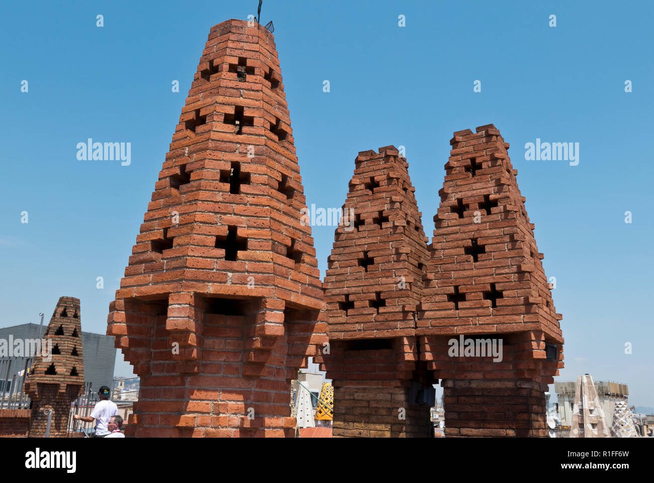 Helle farbige Obelisk auf dem Dach des Palau Güell von Antoni Gaudi, Barcelona, Spanien konzipiert Stockfoto