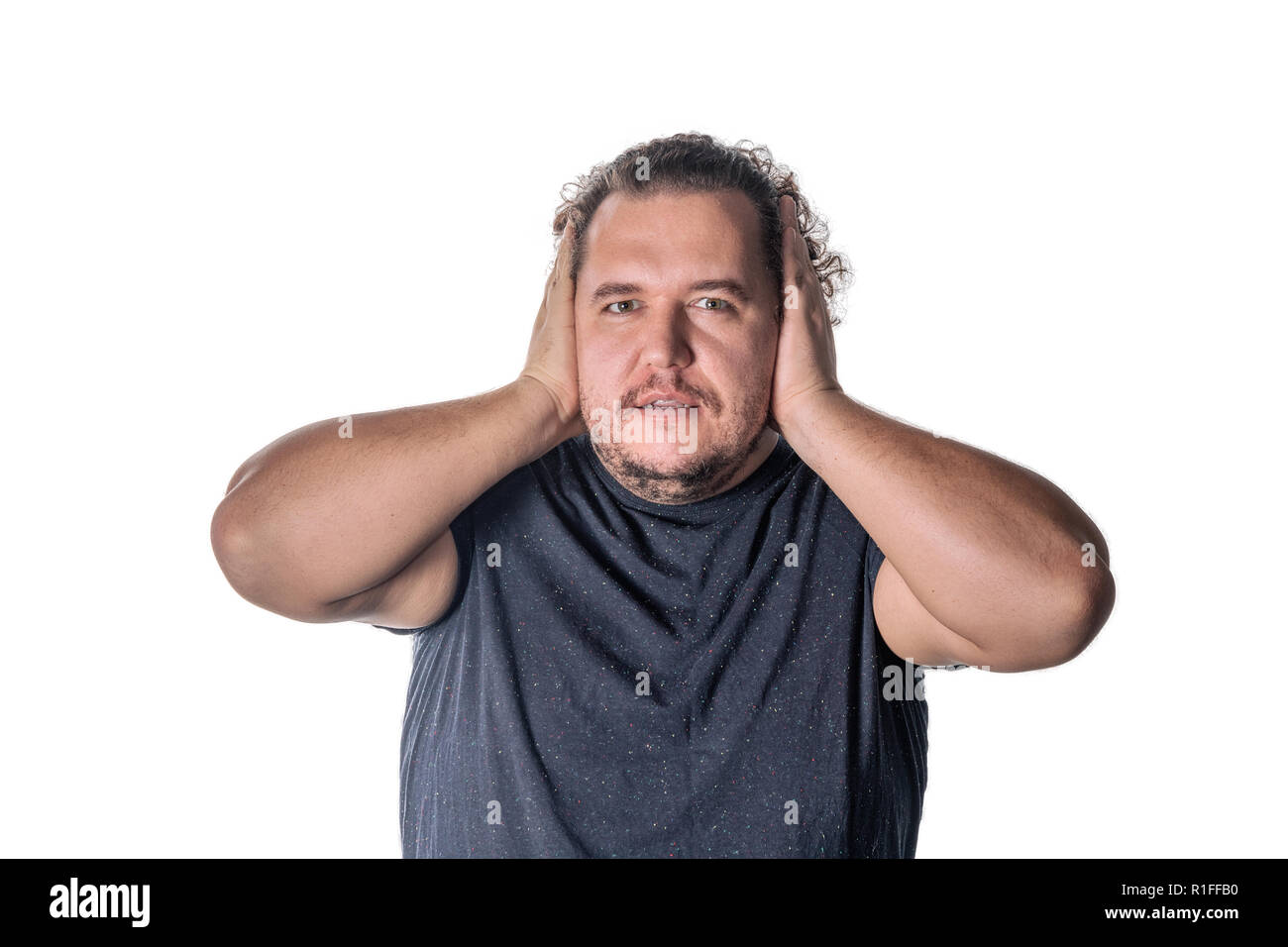 Mann, die seine Ohren witn Hände, seine Augen, auf weißem Hintergrund schliessen. Hören kein Übel Konzept Stockfoto