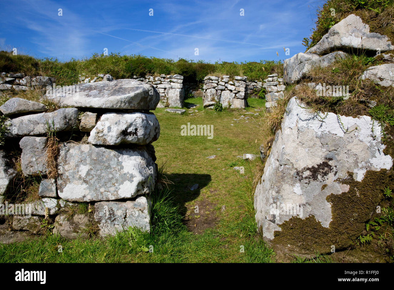 Gebäude aus Stein bleibt bei Chysauster Ancient Eisenzeit Dorf, in der Nähe von Penzance, Cornwall, England Stockfoto