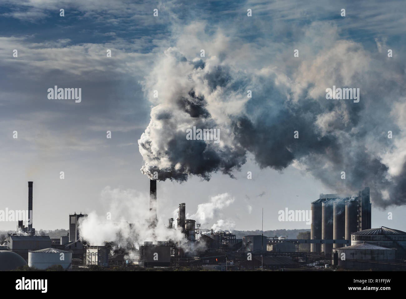 Luftverschmutzung Verschmutzung der britischen Fabrik - Schornsteine der Zuckerrübenfabrik - hinterleuchteter Rauch und Dampf stammen aus der britischen Zuckerfabrik Bury St Edmunds UK Stockfoto