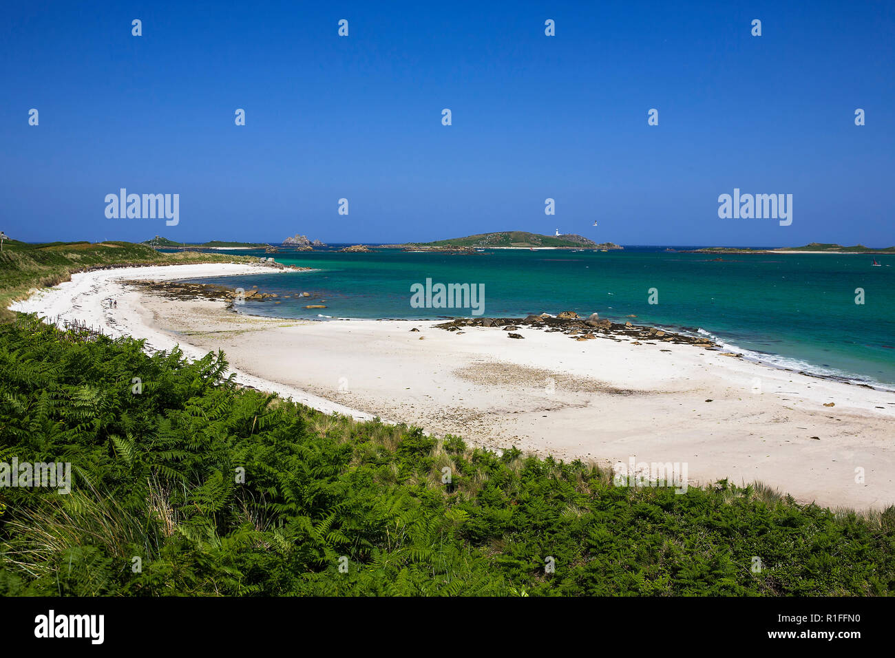 Rushy Point und Borough Strand, Tresco, mit St. Helen's und Round Island jenseits, Scilly-inseln, Großbritannien Stockfoto
