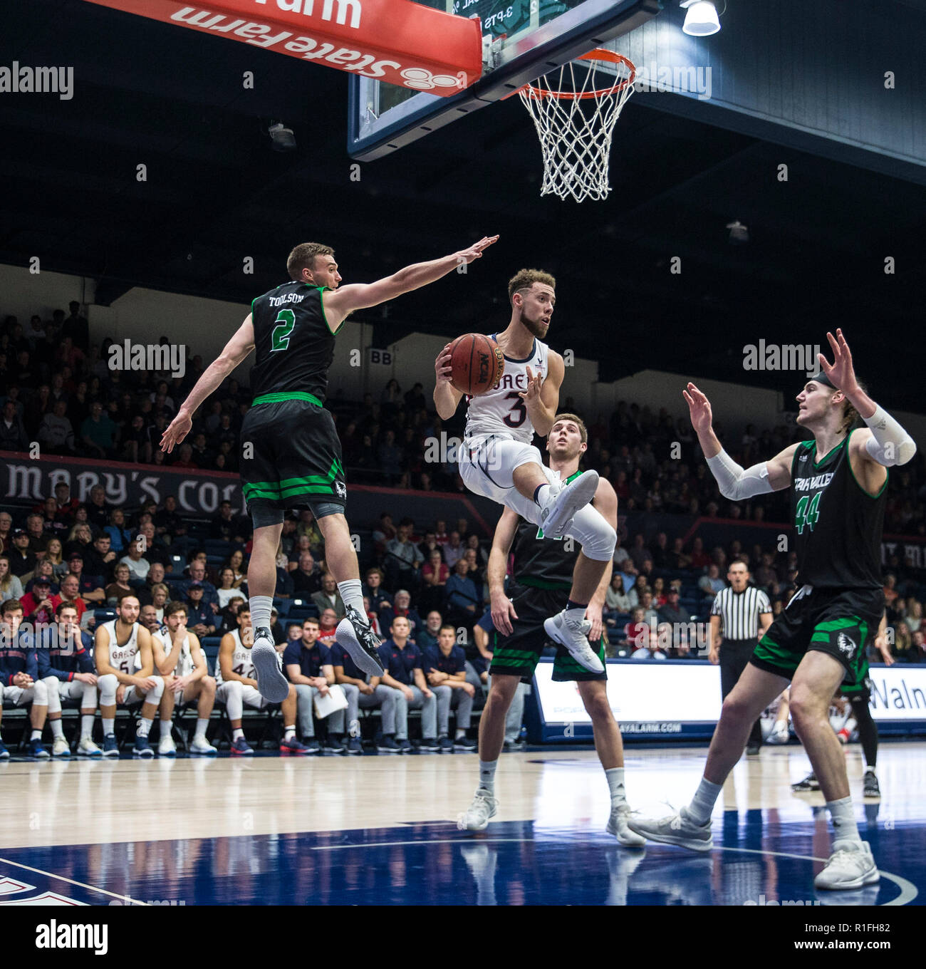 McKeon Pavillon Moraga Calif, USA. 11 Nov, 2018. Usa St. Mary's Guard Jordan Ford (3) zählte eine Karriere - Höhe 35 Punkte auf 11-von-17 beim Basketballspiel der NCAA Men zwischen Utah Valley Wolverines und der Saint Mary's Gaels 92-63 Gewinn an McKeon Pavillon Moraga Calif Thurman James/CSM/Alamy leben Nachrichten Stockfoto