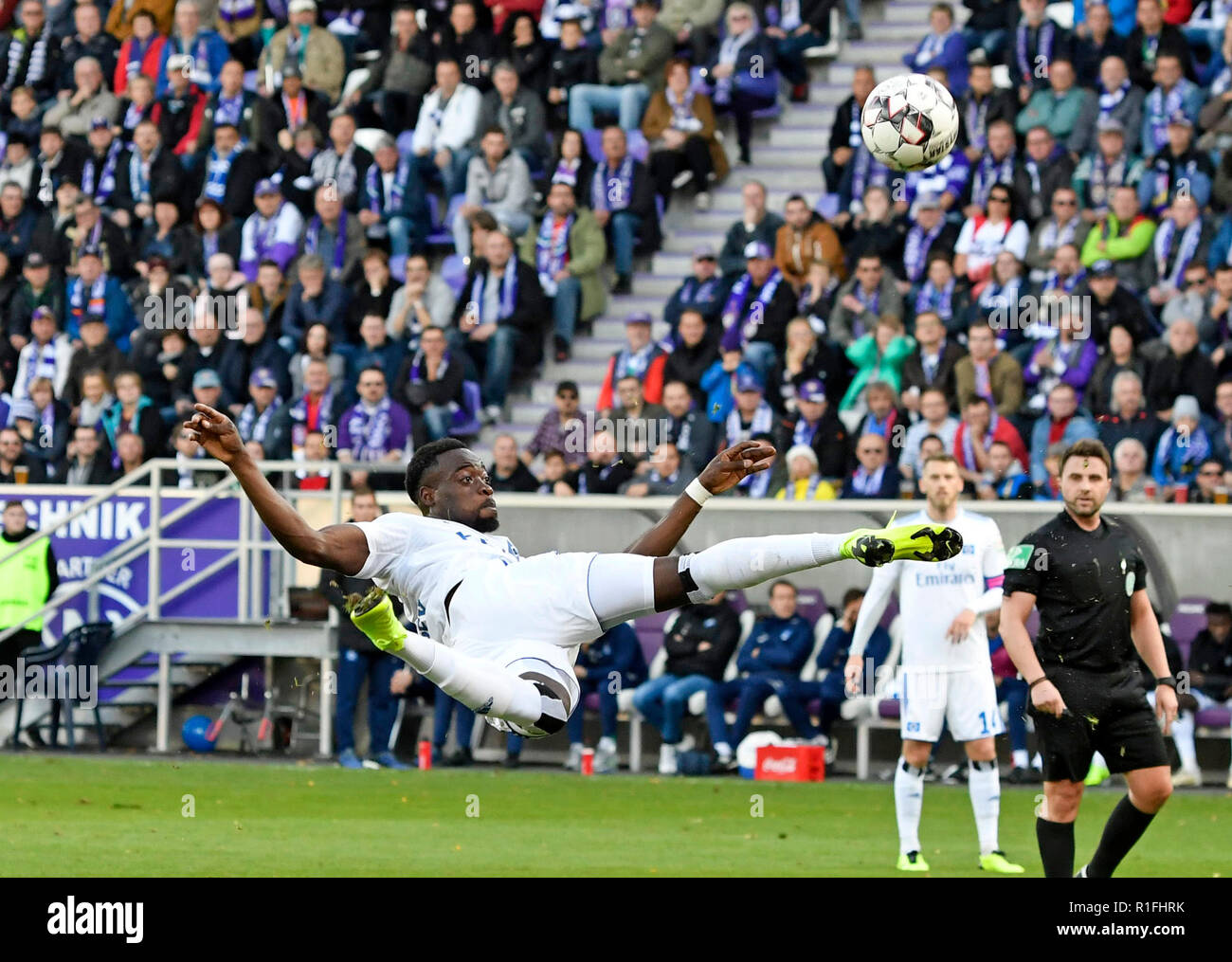 Khaled NAREY (HH), Seitfallzieher, Fußball 2. 1. Fussballbundesliga, 13. Spieltag, Erzgebirge Aue (AUE) - HSV Hamburg Hamburg Hamburg (HH) 1:3, 10/11/2018 in Aue/Deutschland. € | Nutzung weltweit Stockfoto