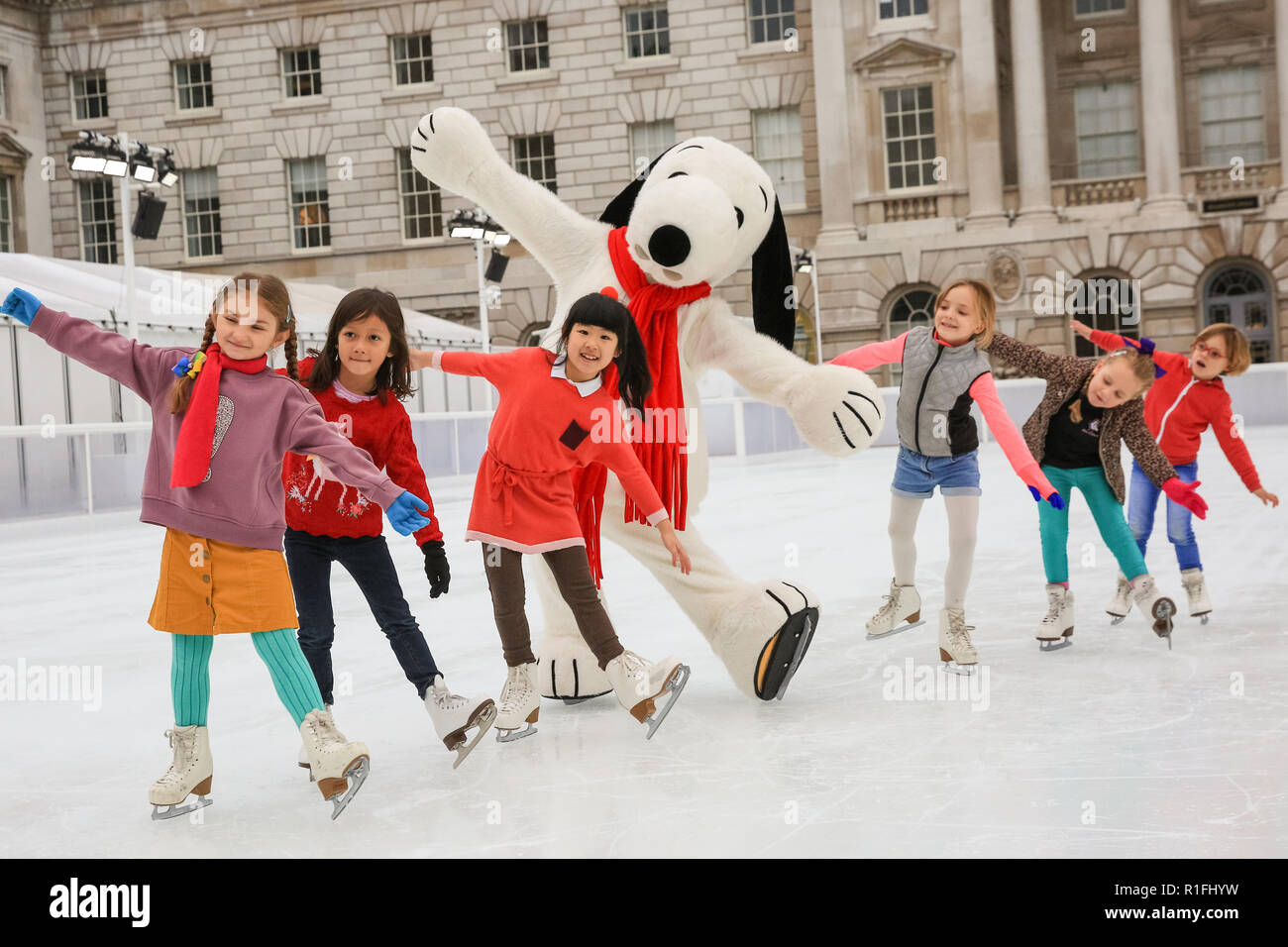 Somerset House, London, Großbritannien. 12 Nov, 2018. Snoopy, Charlie Brown's Beagle aus der Erdnüsse, verbindet junge Zukunft star Skater auf dem Eis die Öffnung der Skate im Somerset House mit Fortnum & Mason zu feiern, in der Londoner stilvolle Eisbahn. Die offizielle Snoopy von seinem Haus in Snoopy's Home Eis in Santa Rosa, Kalifornien geflogen ist, mit den Kindern in London zu skaten. Dies markiert auch die gleichzeitige Somerset House Ausstellung 'Gutes Leid - Charlie Brown" über die dauerhafte Leistung der Erdnüsse. Credit: Imageplotter Nachrichten und Sport/Alamy leben Nachrichten Stockfoto