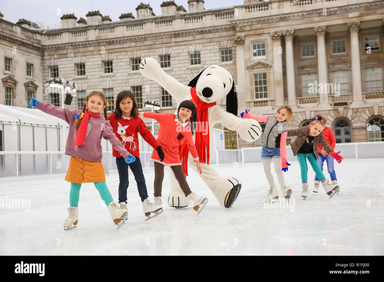 Somerset House, London, Großbritannien. 12 Nov, 2018. Snoopy, Charlie Brown's Beagle aus der Erdnüsse, verbindet junge Zukunft star Skater auf dem Eis die Öffnung der Skate im Somerset House mit Fortnum & Mason zu feiern, in der Londoner stilvolle Eisbahn. Die offizielle Snoopy von seinem Haus in Snoopy's Home Eis in Santa Rosa, Kalifornien geflogen ist, mit den Kindern in London zu skaten. Dies markiert auch die gleichzeitige Somerset House Ausstellung 'Gutes Leid - Charlie Brown" über die dauerhafte Leistung der Erdnüsse. Credit: Imageplotter Nachrichten und Sport/Alamy leben Nachrichten Stockfoto