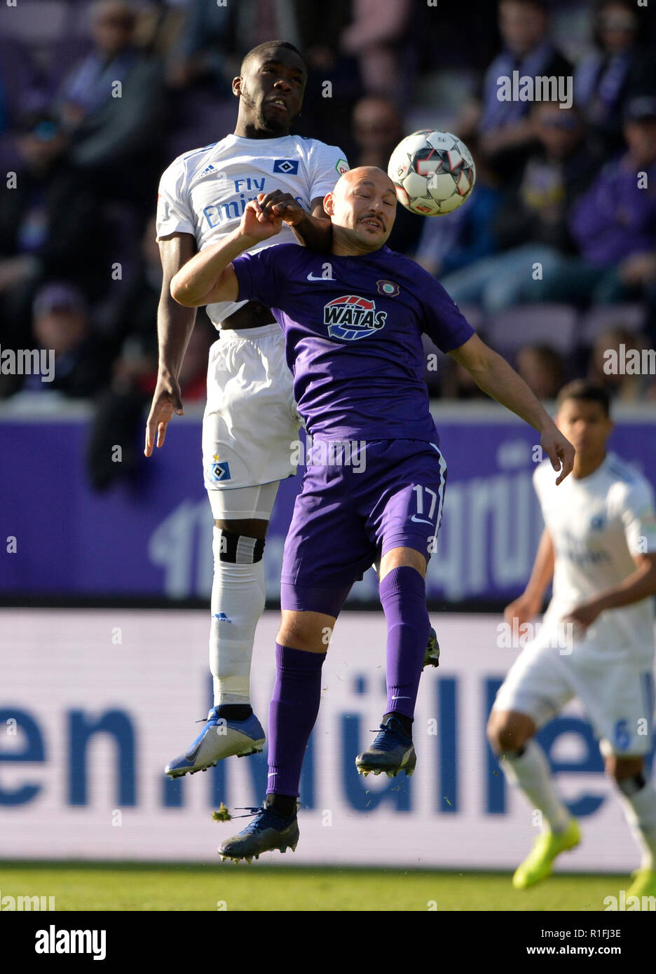 Von links nach rechts: Orel MANGALA (HH), Philipp RIESE (Aue), Schneidwerk Duell, Header, Duellen, Aktion, Fußball 2. Fussballbundesliga, 13. Spieltag, Erzgebirge Aue (AUE) - HSV Hamburg Hamburg Hamburg (HH) 1:3, am 10.11.2018 in Aue/Deutschland. € | Nutzung weltweit Stockfoto