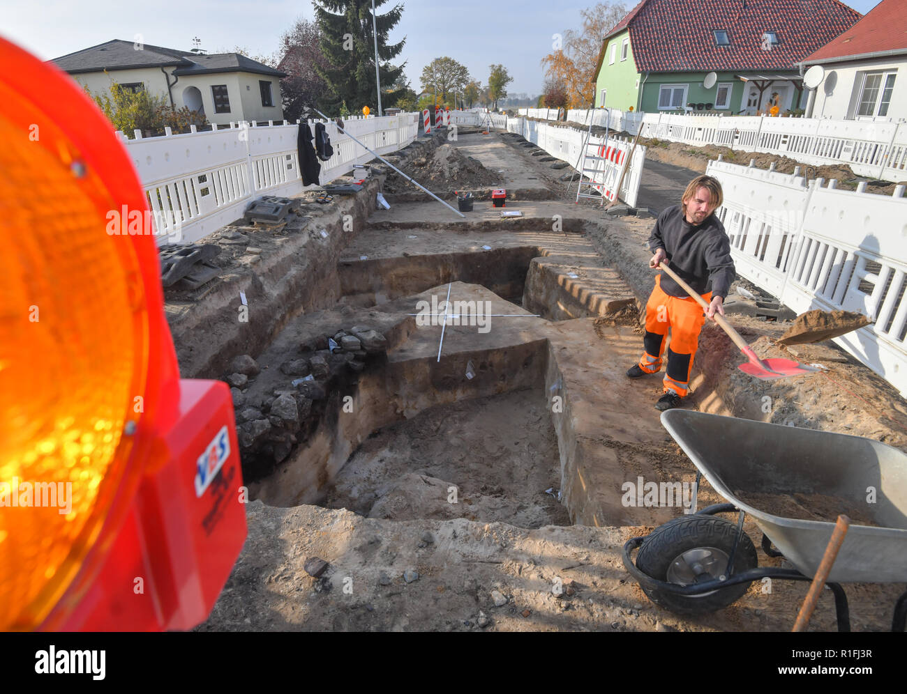 Eingereicht - 05. November 2018, Brandenburg, Eichwerder: Oliver Heidekorn, Archäologe, arbeitet unter dem ehemaligen Dorf Straße des Oderbruchs Gemeinschaft. Jedoch, die Tausende von Jahren alt findet im Oderbruch Dorf Eichwerder alle Erwartungen übertreffen. In den letzten zweieinhalb Jahren hat die Forschung in den Nahverkehr erneuert werden durchgeführt. (Dpa-KORR' archäologische Überraschungen - Oderbruch zeigt alte Siedlung Spuren" vom 12.11.2018) Foto: Patrick Pleul/dpa-Zentralbild/dpa Stockfoto