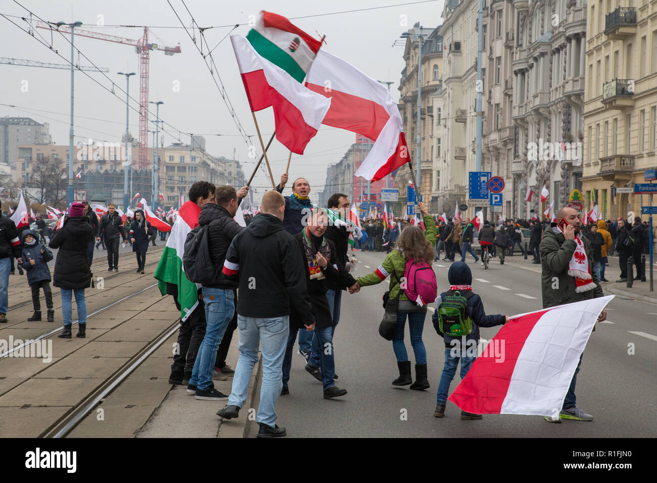 Warschau, Polen, 11. November 2018: die Feierlichkeiten der polnischen Unabhängigkeit Tag in einem Masse März, daß mehr als 200 tausend Menschen versammelt. Ungarischen radikalen Stockfoto