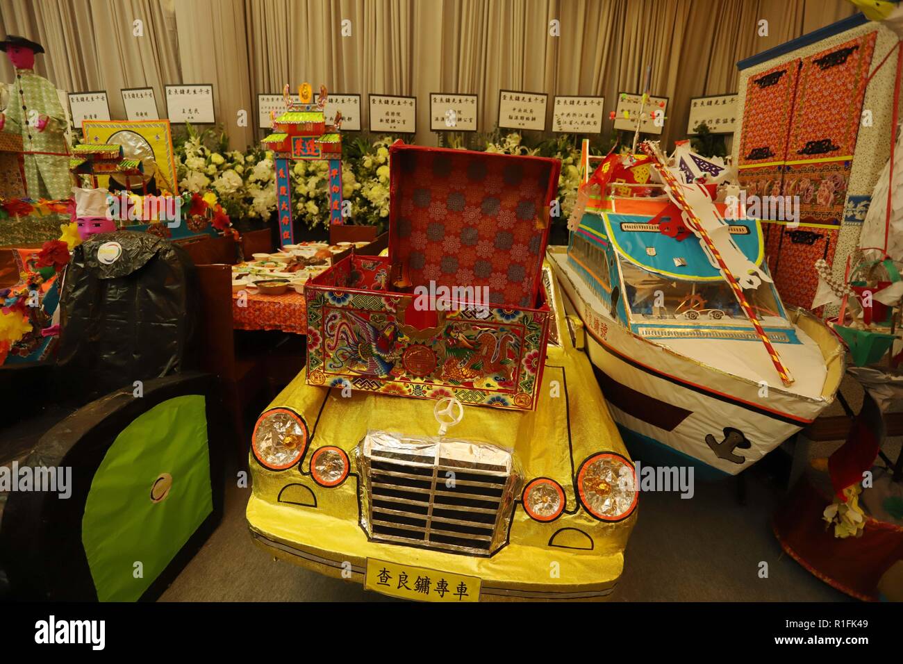 Hong Kong. 12 Nov, 2018. Papier gestaltete Autos und Boote für den späten Jin Yong (im Alter zwischen 6 und 94), eine der bekanntesten Hong Kong Wuxia Schriftsteller werden bei der Leichenhalle während des Memorial Service angezeigt. Chinesische Papier brennen - gestaltete Angebote für die Toten während der Trauerfeier, so dass solche 'Elemente' oder 'Besitz' wird zum Toten gegeben werden Ihnen im Jenseits zu dienen. Nov-12, 2018 Hong Kong. ZUMA/Liau Chung-ren Credit: Liau Chung-ren/ZUMA Draht/Alamy leben Nachrichten Stockfoto
