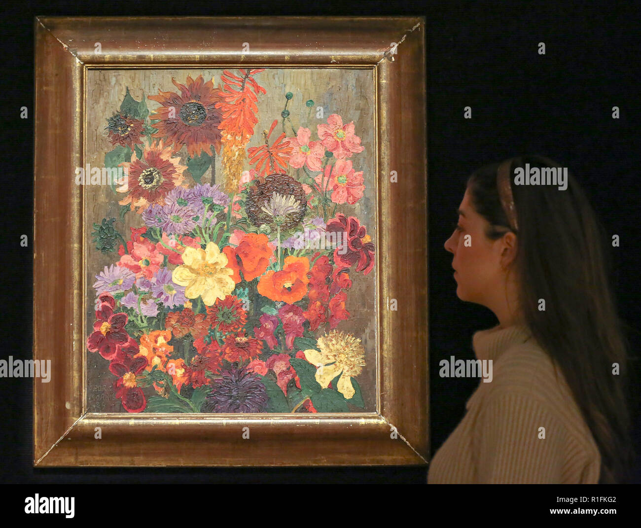 Bonhams. London, Großbritannien. 12 Nov, 2018. Ein Mitarbeiter beschäftigt sich mit dem "Panel der Blumen "von Cedric Morris (1889-1982), Öl auf Leinwand (Schätzung £ 30,000-50,000). Bonhams Moderne Britische und Irische Kunst Vorschau. Die Auktion vom 14. November 2018 abgehalten werden. Credit: Dinendra Haria/Alamy leben Nachrichten Stockfoto